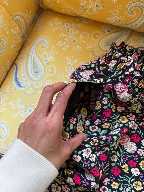 LOFT Black fully lined Floral Skirt with pockets - Picture 4 of 8